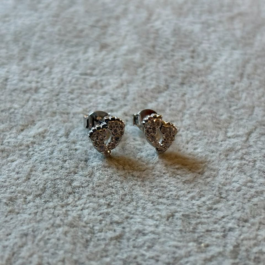 ARETE DE HUELLA CON MICROCIRCONIAS Y BAÑO DE RODIO, PLATA .925