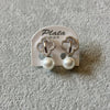 Aretes vc, con perla y bano de rodio, plata .925.