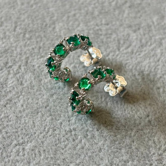 Arracada con circonias verdes montadura de oso, bano de rodio, Plata .925.