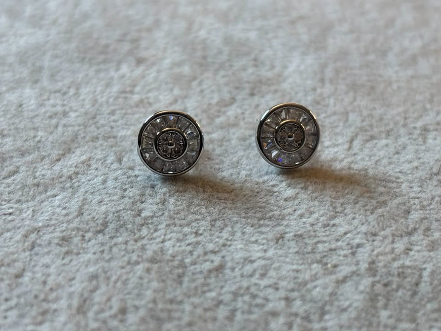 ARETE CON CIRCONIA BAGGUET CON BAÑO DE RODIO, PLATA .925