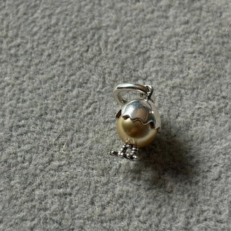 Charm/ Huevito dorado Plata .925