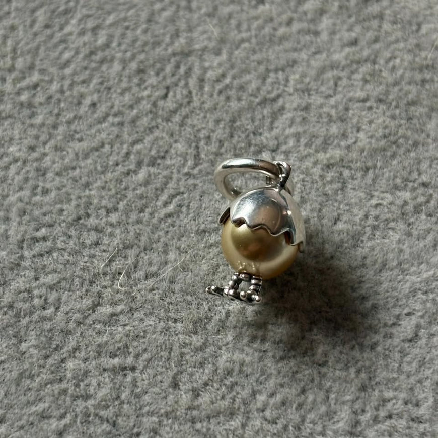 Charm/ Huevito dorado Plata .925