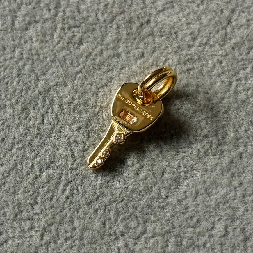 CHARM DE LLAVE CON BANO DE ORO, PLATA .925