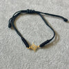 Pulsera Ajustable de hilo con nudo de bruja dije oro 10K 2 color negra y 2 color roja