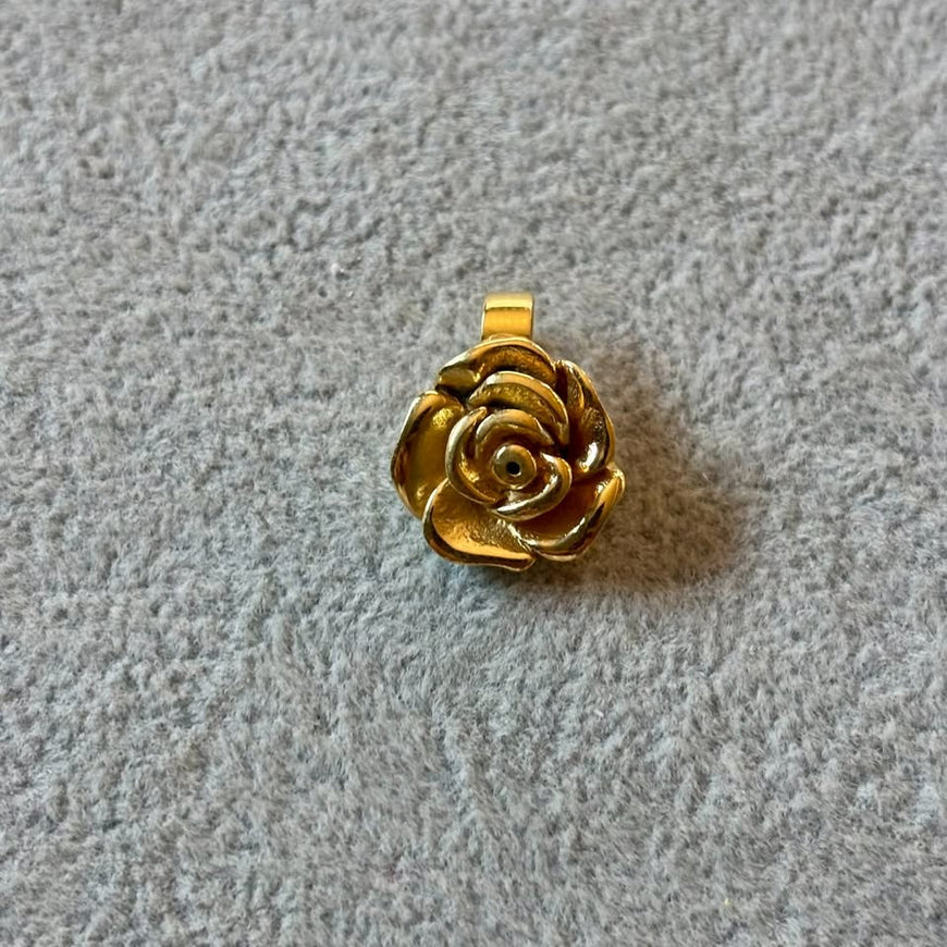 Dije de rosa con bano de oro, Plata .925