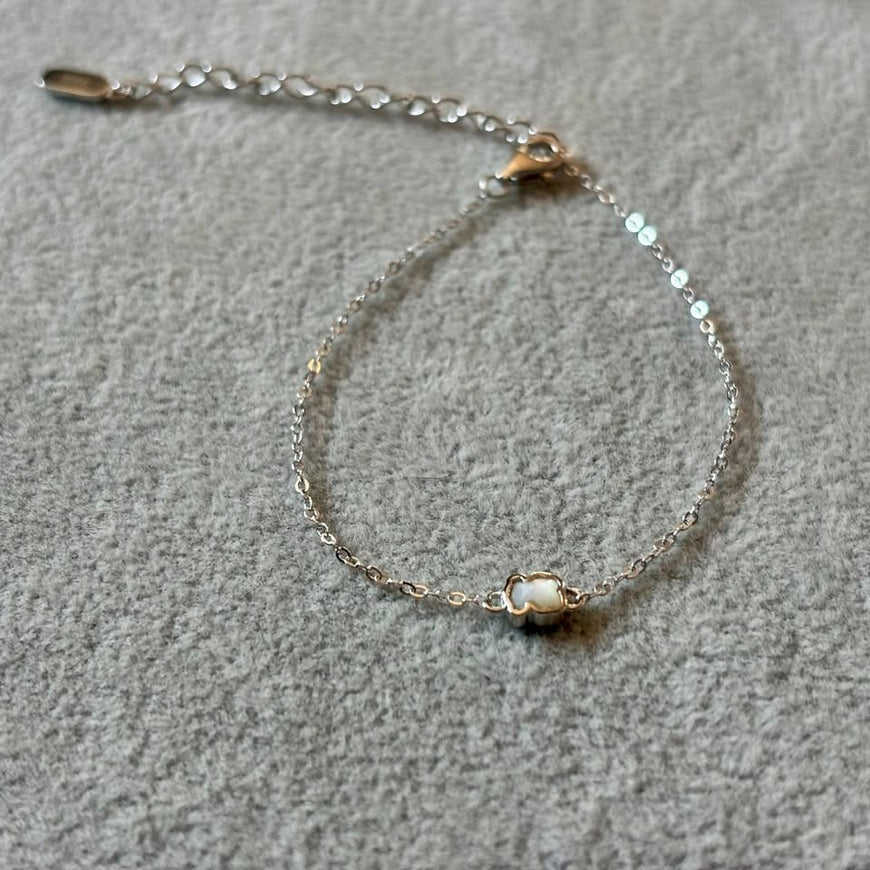 Pulsera con oso madre perla, bano de rodio, plata .925