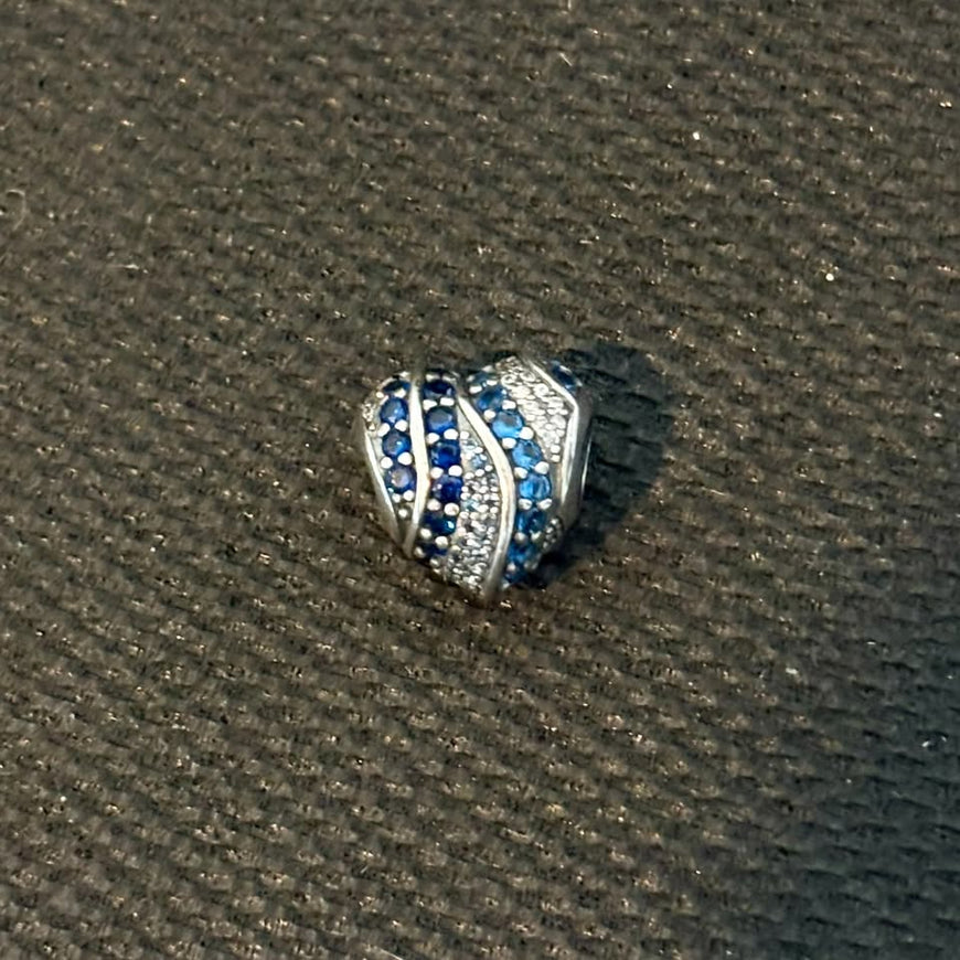 Charm de corazon con piedras azules