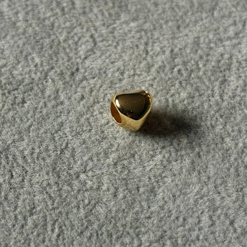 CHARM DE CORAZON LISO CON BANO DE ORO, PLATA .925