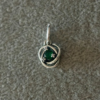 Charm nudo de corazon verde zirconia