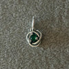 Charm nudo de corazon verde zirconia