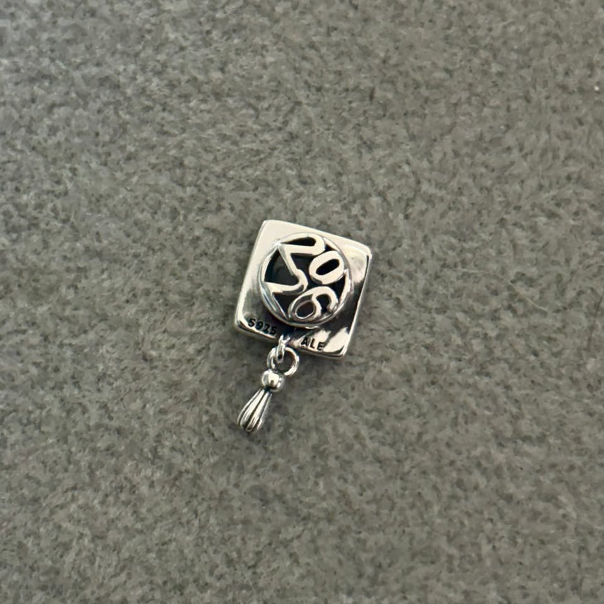 CHARM DE BIRRETE CON CIRCONIAS, PLATA .925