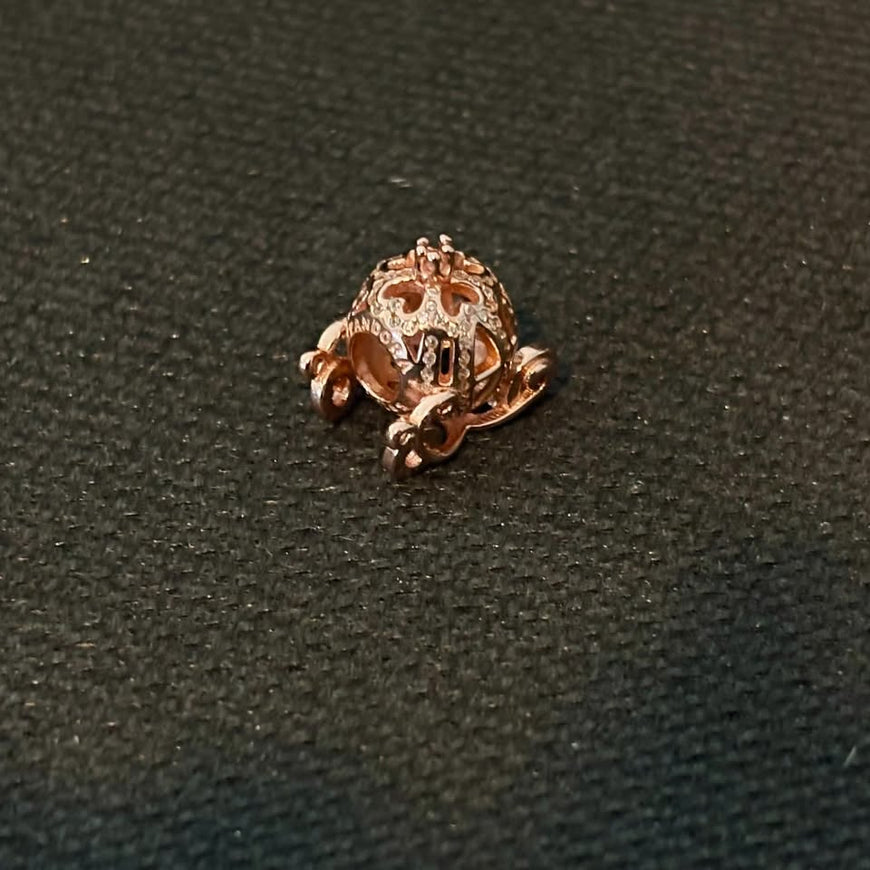 Charm carroza rosa