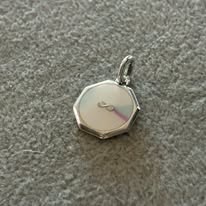 Charm ectagonal azul y blanco