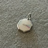 Charm ectagonal azul y blanco