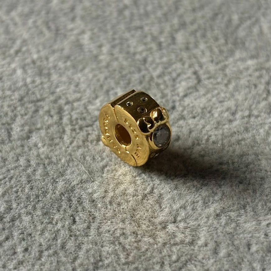 CHARM DE BROCHE SEPARADOR DE MICKY Y MIMI dorado