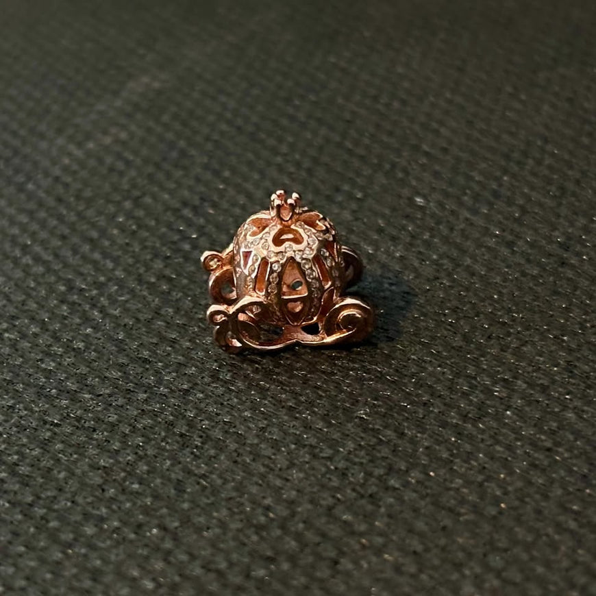 Charm carroza rosa