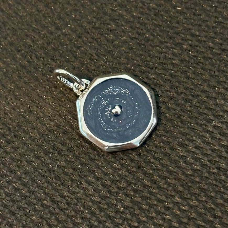Charm ectagonal azul y blanco