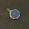 Charm ectagonal azul y blanco