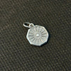 Charm ectagonal azul y blanco