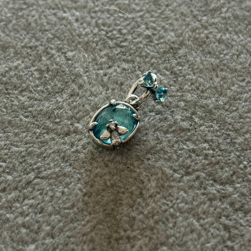 DIJE BRIDGERT. AZUL CON MARIPOSAS, PLATA .925