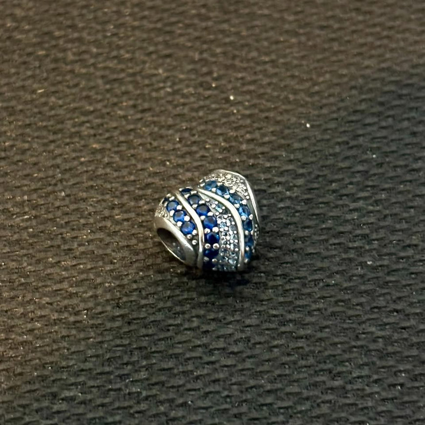 Charm de corazon con piedras azules