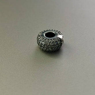 CHARM SEPARADOR CON MICROCIRCONIAS, PLATA. 925