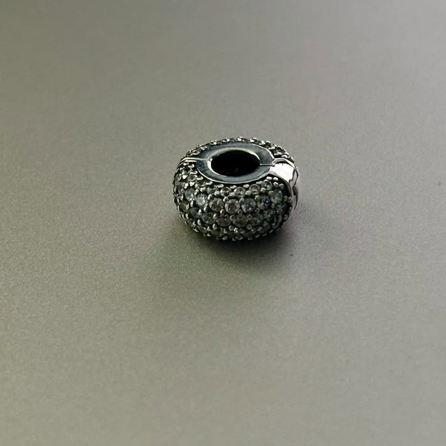CHARM SEPARADOR CON MICROCIRCONIAS, PLATA. 925