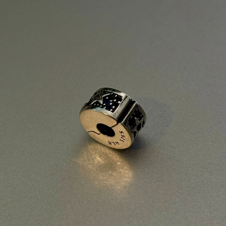 Charm/Clip con cristales de zirconia azul rey