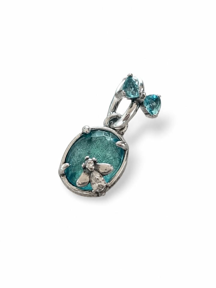 DIJE BRIDGERT. AZUL CON MARIPOSAS, PLATA .925