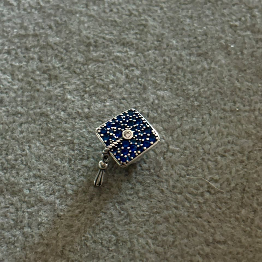 CHARM DE BIRRETE CON CIRCONIAS, PLATA .925