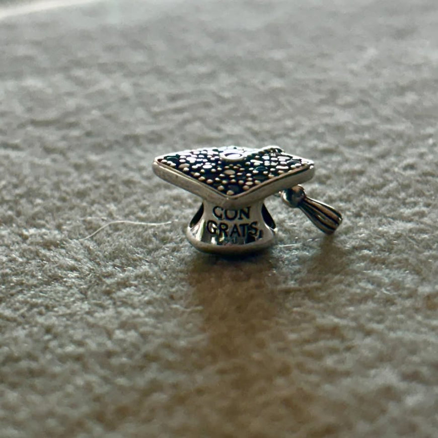 CHARM DE BIRRETE CON CIRCONIAS, PLATA .925