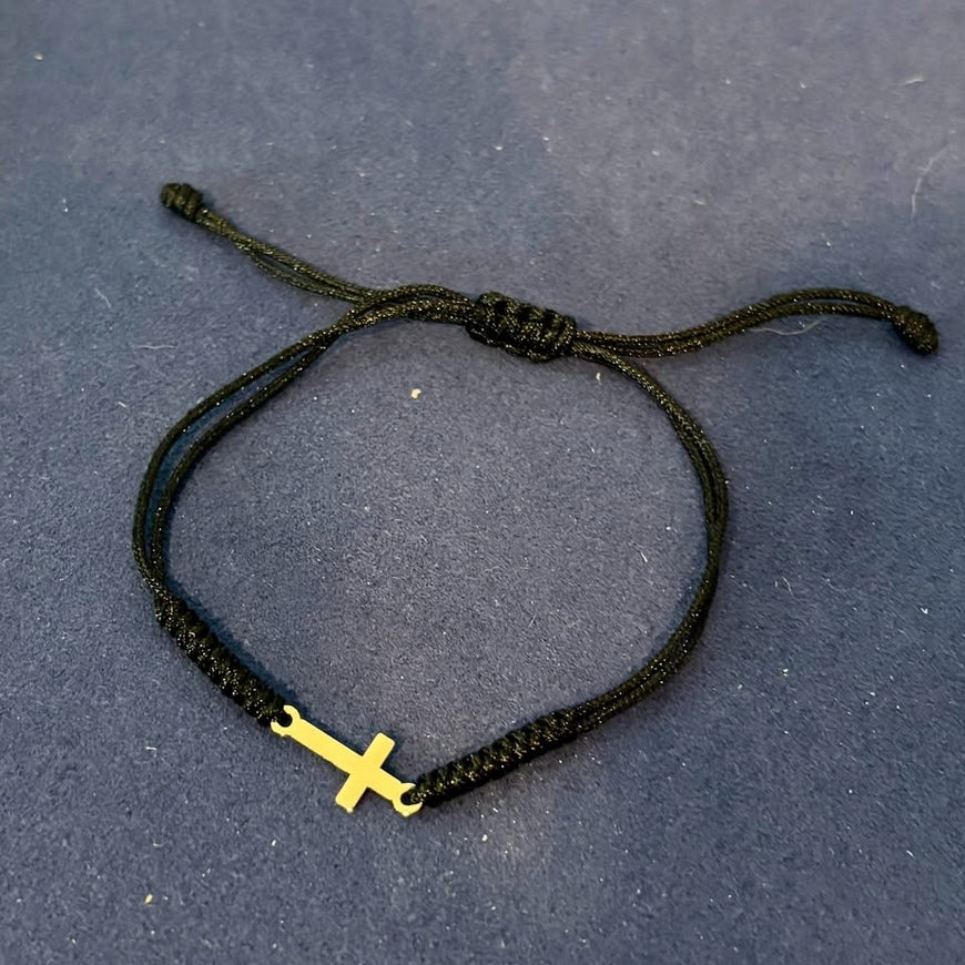 Pulsera Hilo Ajustable con dije de cruz, Color Negro o Rojo, Oro 10k