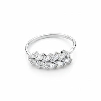 Anillo con circonias en corte bagguet en talla 8, con bano de rodio, Plata .925