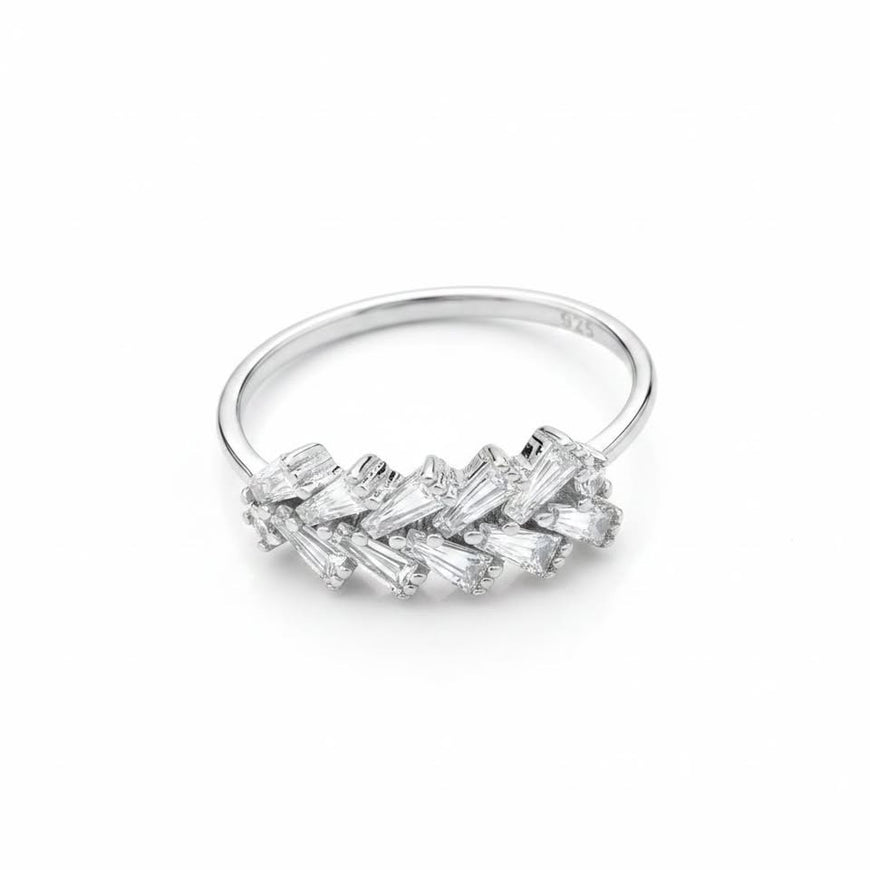 Anillo con circonias en corte bagguet en talla 8, con bano de rodio, Plata .925