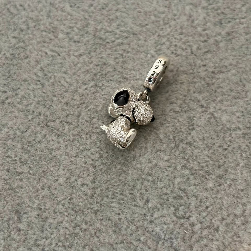 Charm de Soopy con microcirconias, Plata .925