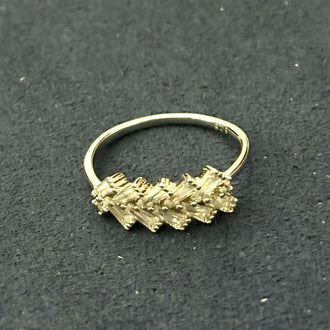 Anillo con circonias en corte bagguet en talla 8, con bano de rodio, Plata .925