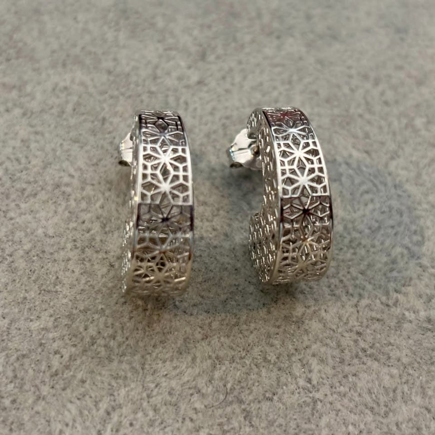 Arracada Filigrana 3D plateada, con bano de rodio, Plata .925 $79