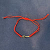 Pulsera Hilo Ajustable con dije de cruz, Color Negro o Rojo, Oro 10k