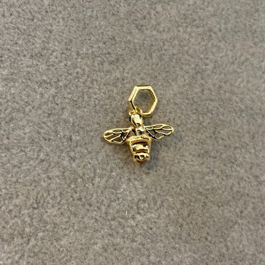 Charm de abejita con bano de oro, Talla 6,7,8,9, Plata.925