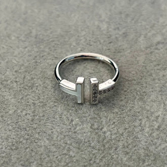Anillo con perla ajustable, Talla 7,8, con bano de rodio, Plata .925