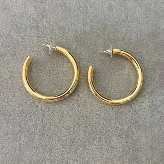 ARRACADA TUBO LISO GRUESO CON BANO DE ORO, PLATA .925