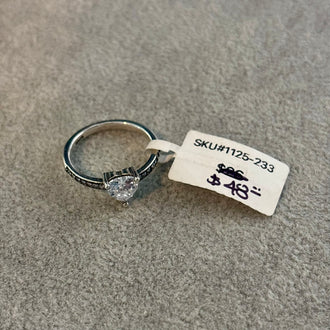 ANILLO DE CORAZON BISELADO BANO DE RODIO