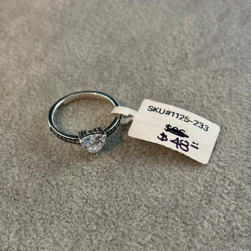 ANILLO DE CORAZON BISELADO BANO DE RODIO