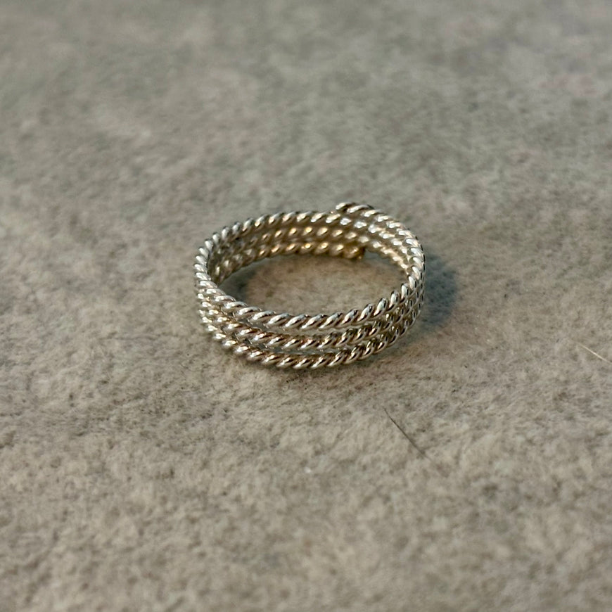 Anillo pare el piel con tres disenos torzal Plata .925 Talla 4