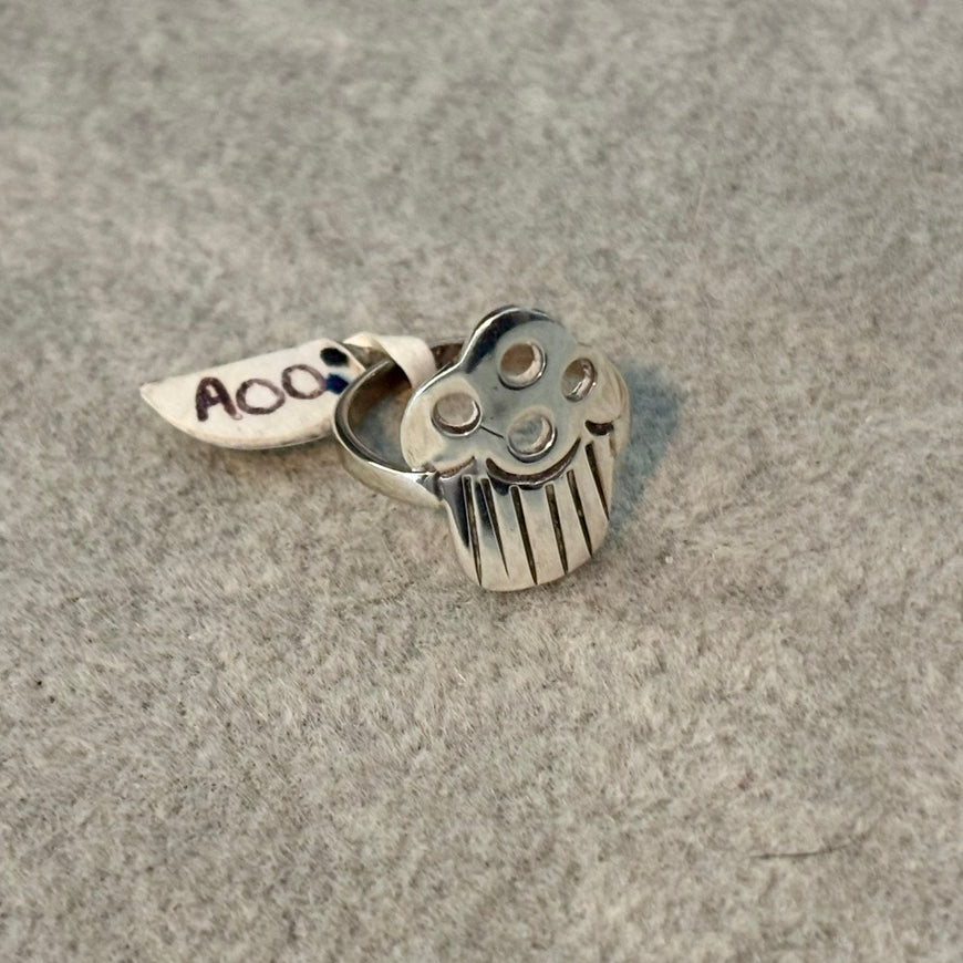 Anillo para el pie en plata .925 con diseno de cupcake Talla 1.5