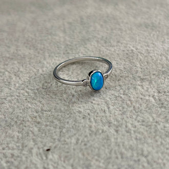 ANILLO CON OPALO OVALDO BISELADO, TALLA 6,7,8, BANO DE RODIO