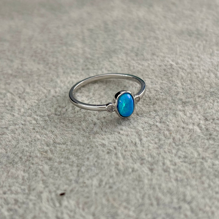 ANILLO CON OPALO OVALDO BISELADO, TALLA 6,7,8, BANO DE RODIO