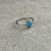 ANILLO CON OPALO OVALDO BISELADO, TALLA 6,7,8, BANO DE RODIO