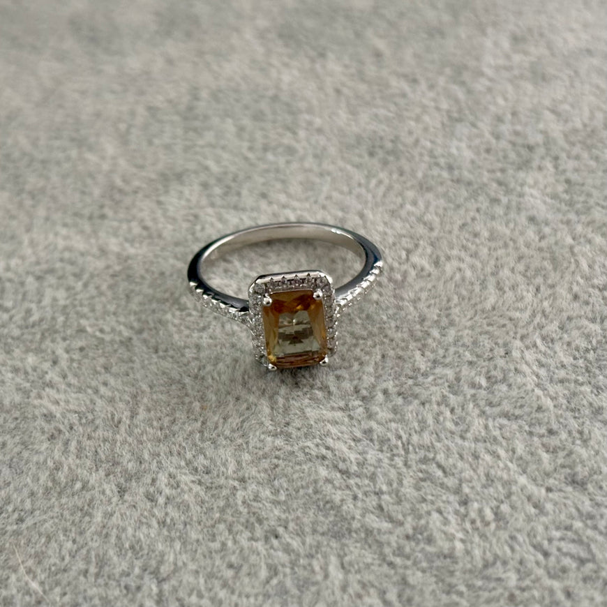 ANILLO CUADRADO CON ZIRCONIA CAFE TALLA 6,7,8
