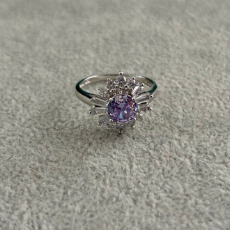 ANILLO CON CIRCONIAS BLANCAS Y DISENO LILA 7,8,9